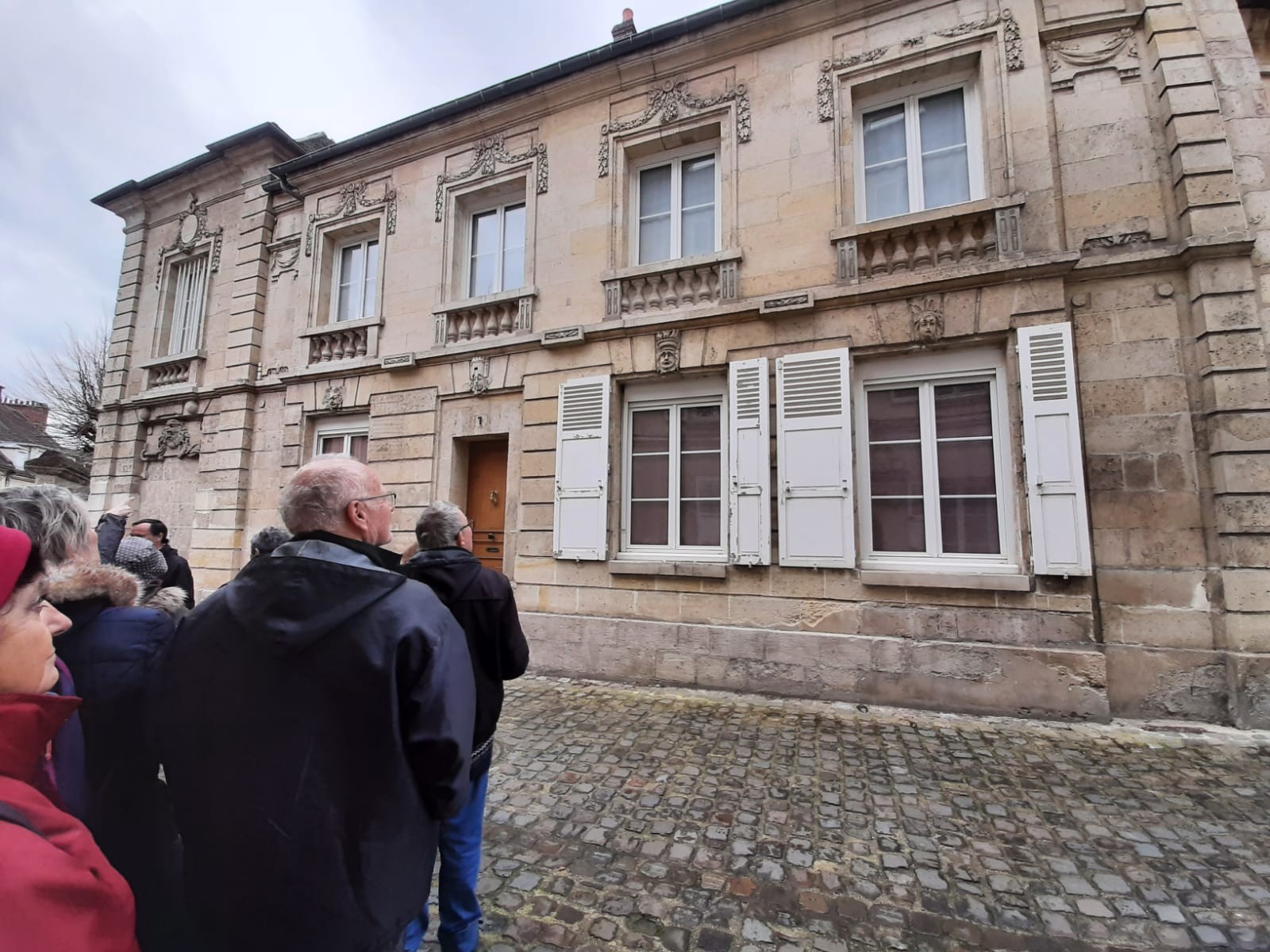 Devant la maison des Quatre Eléments