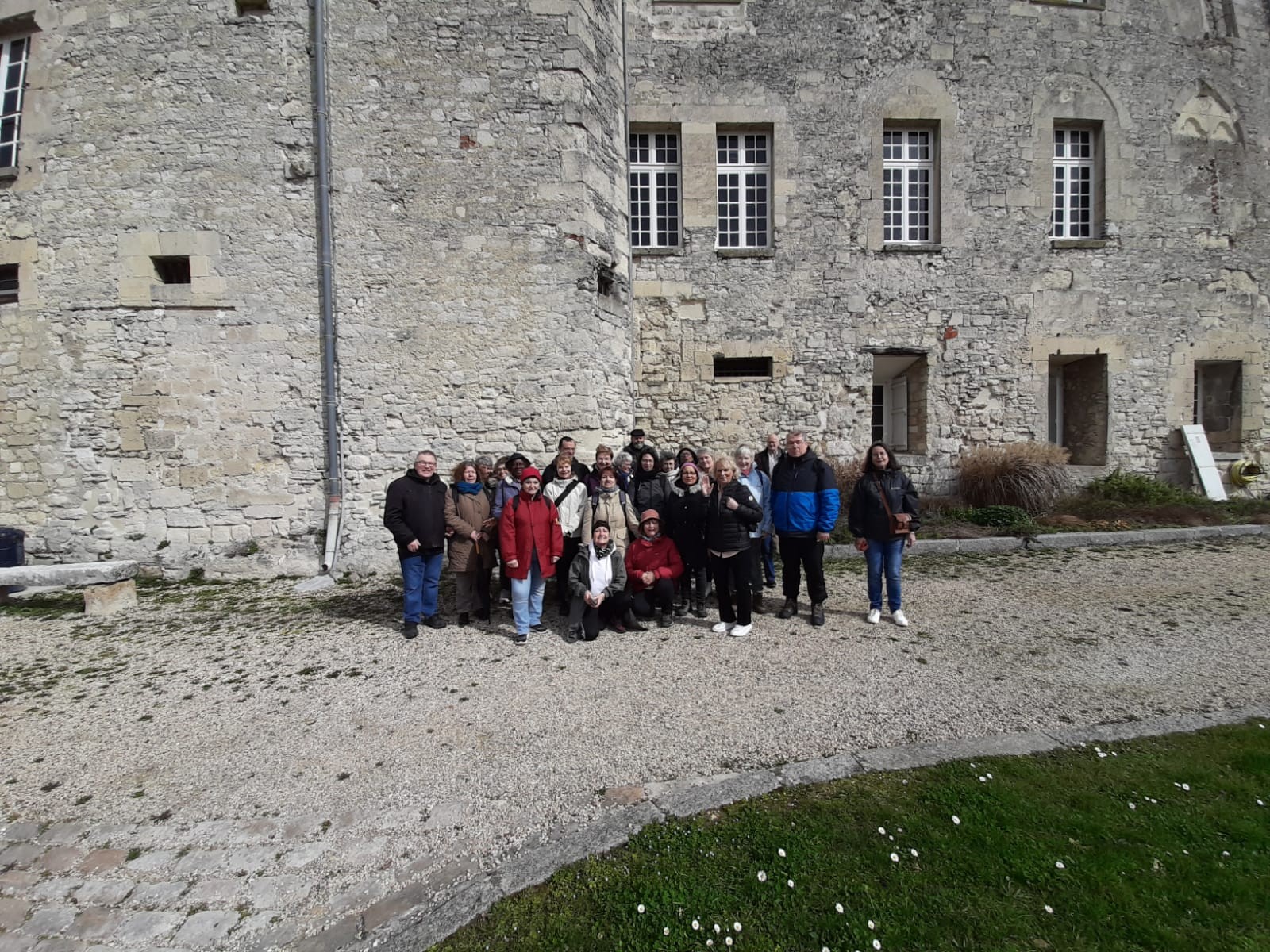 Photo de groupe dans une cour du château