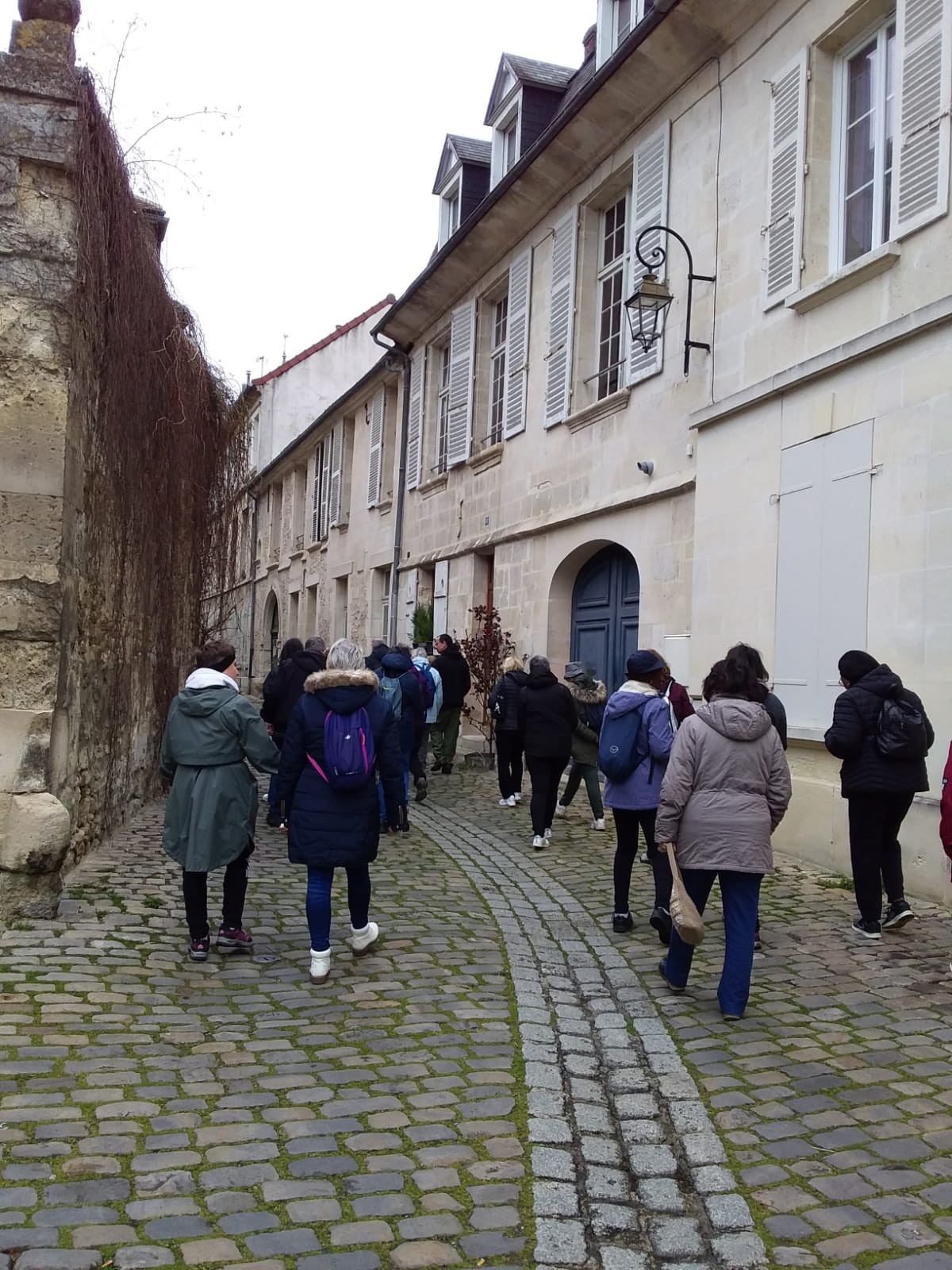 Dans une ruelle pavée