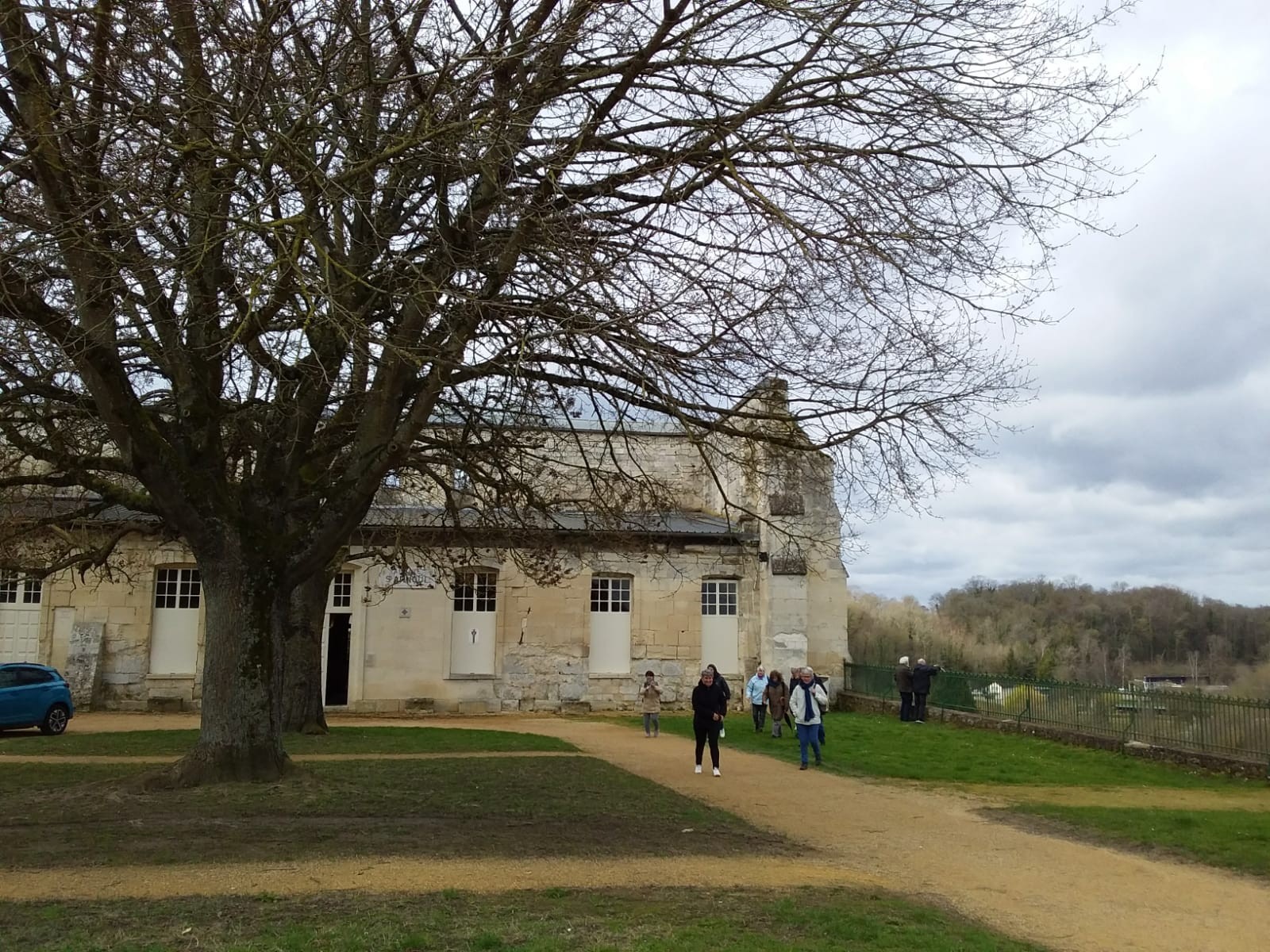 Devant l'Abbaye