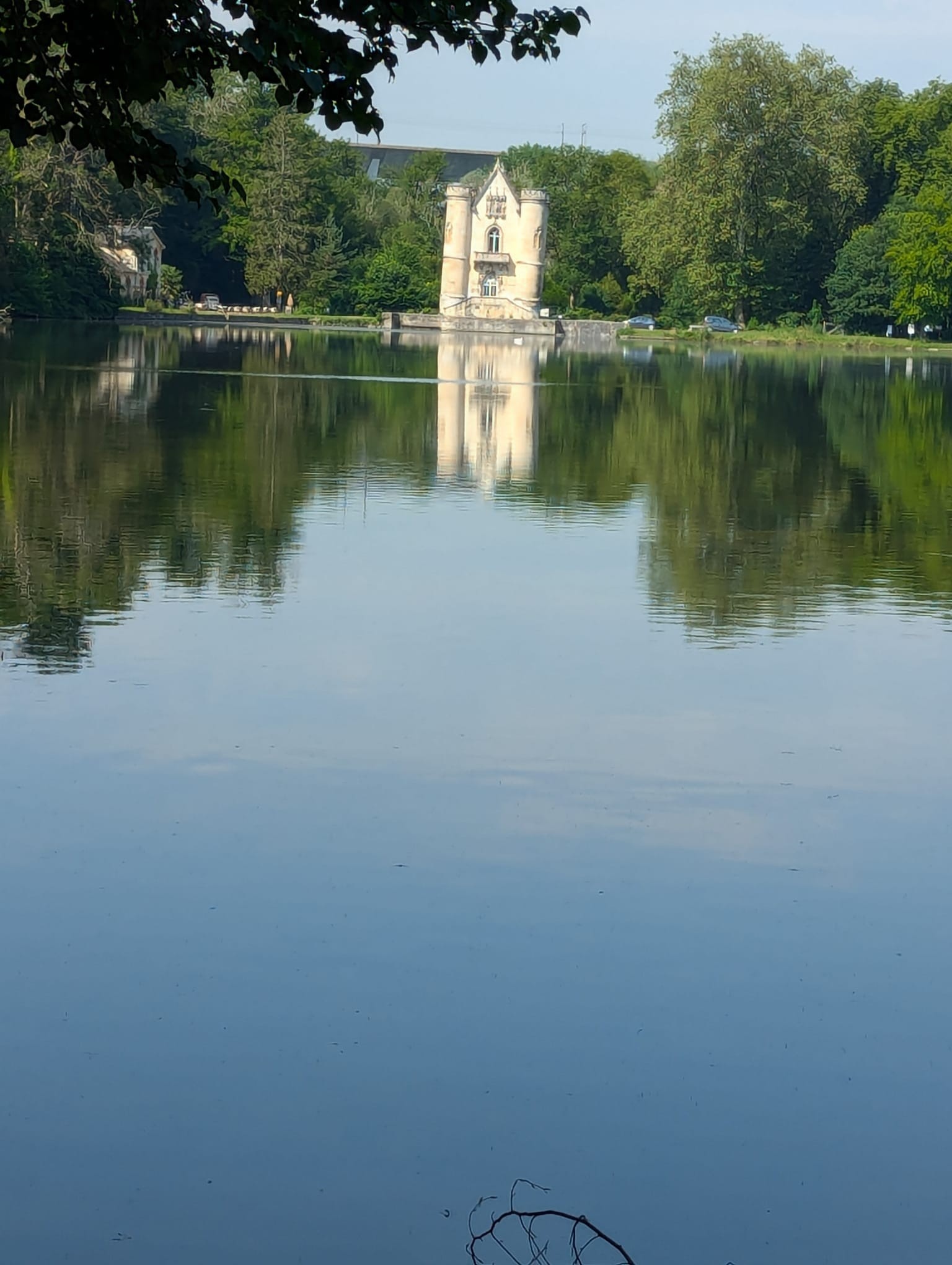 Reflet du château sur l'étang de la Loge