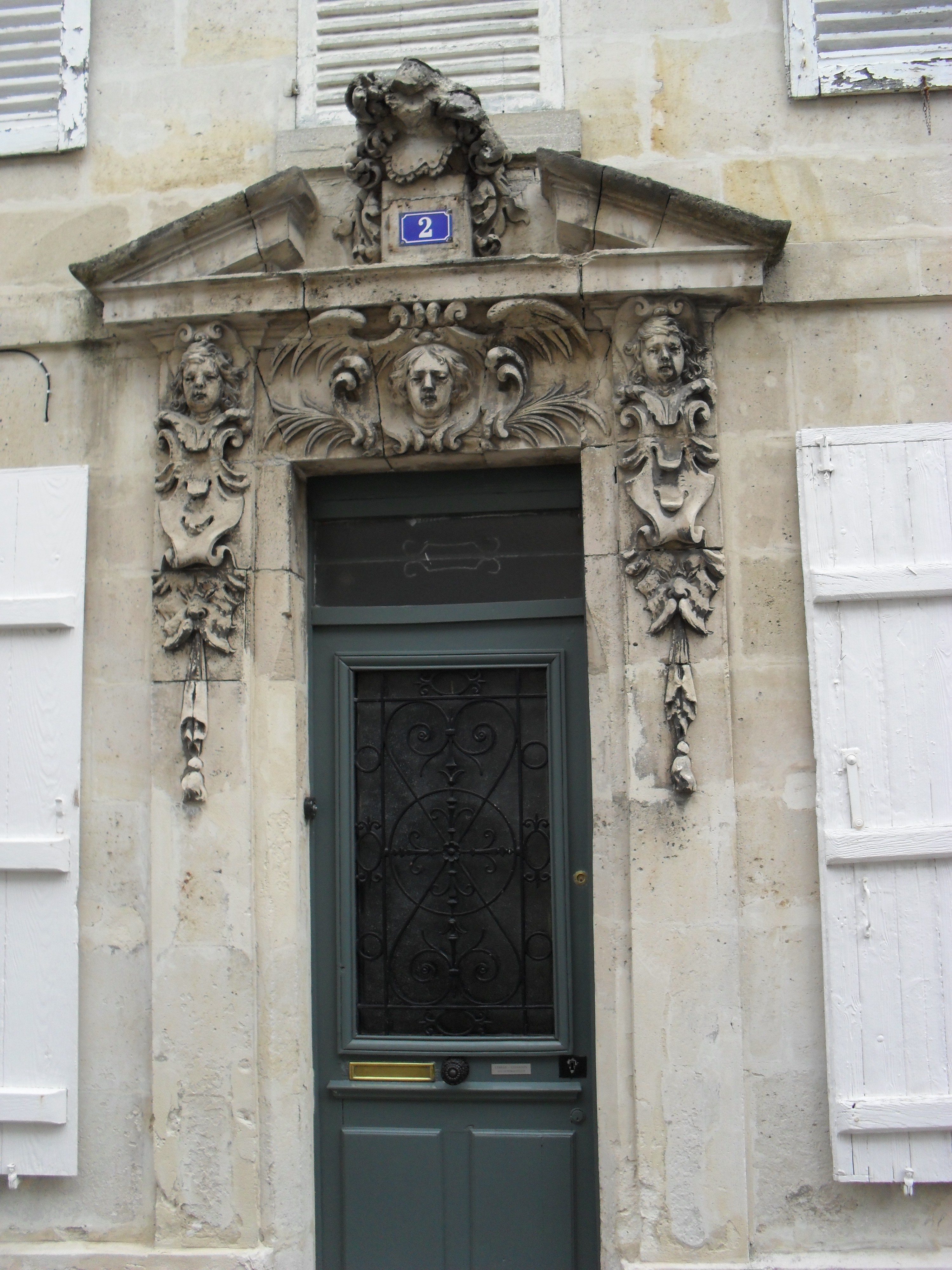 Porte bien décorée